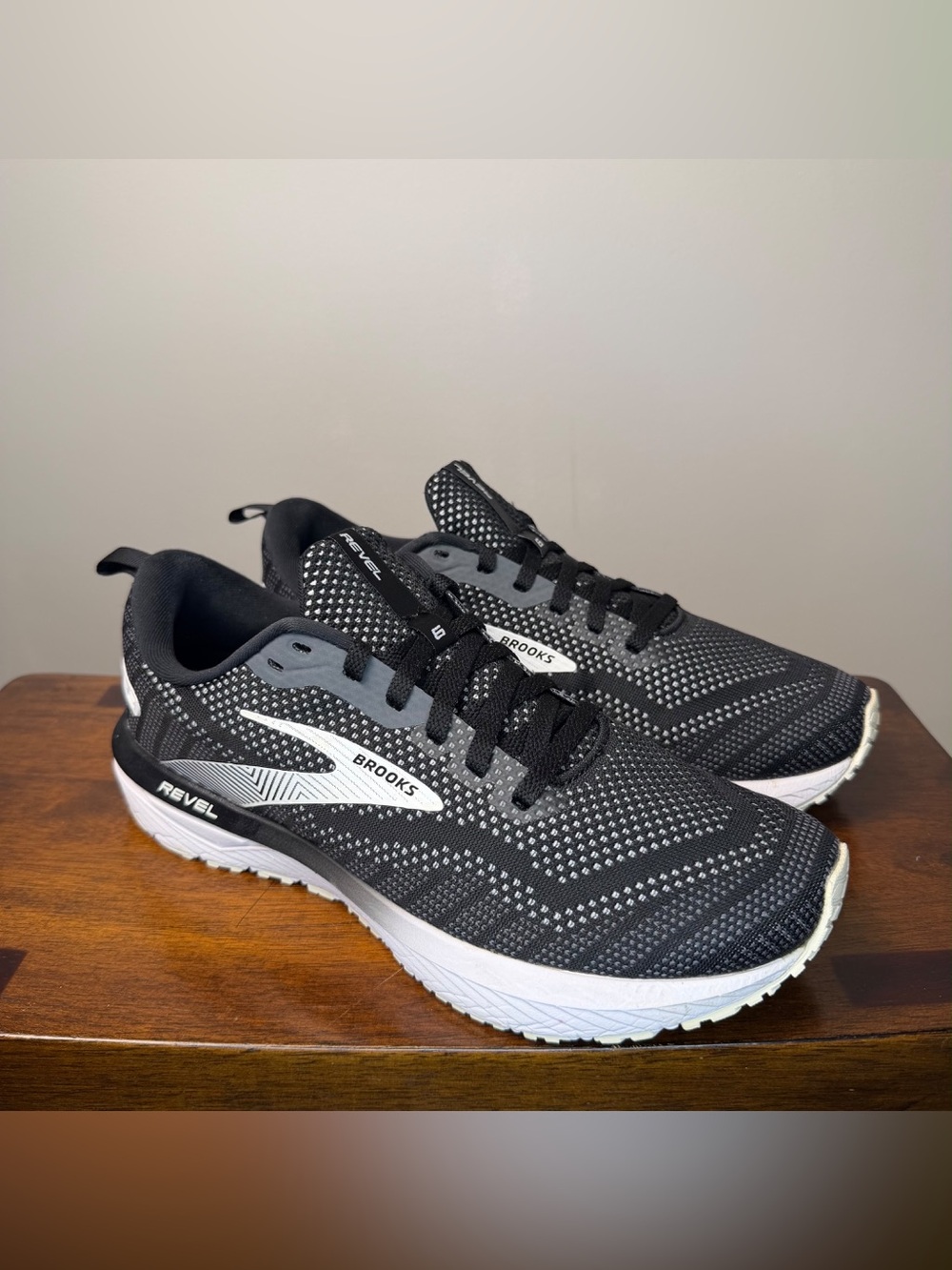Brooks Revel 6 Men's 9.5 D Black White Running Shoes Sneakers Excellent